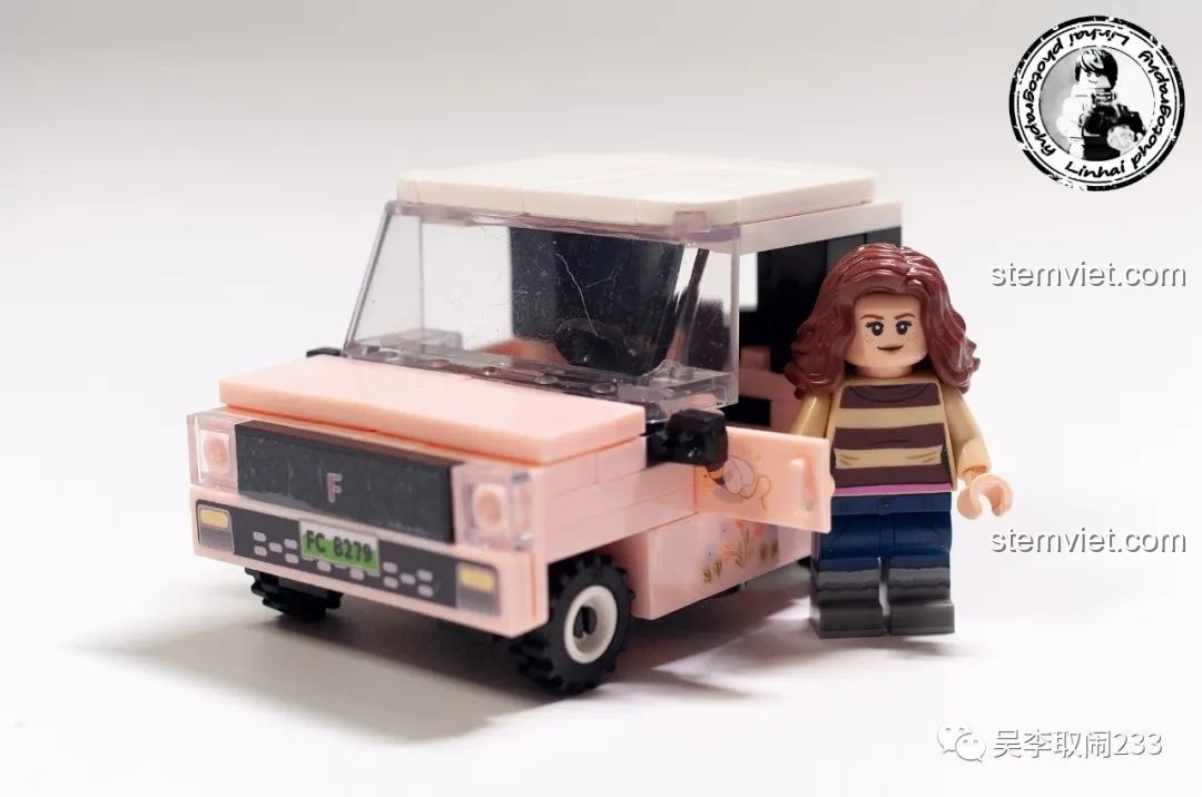 Nhân vật minifigure đứng cạnh xe Wuling Mini EV Forange FC8279.