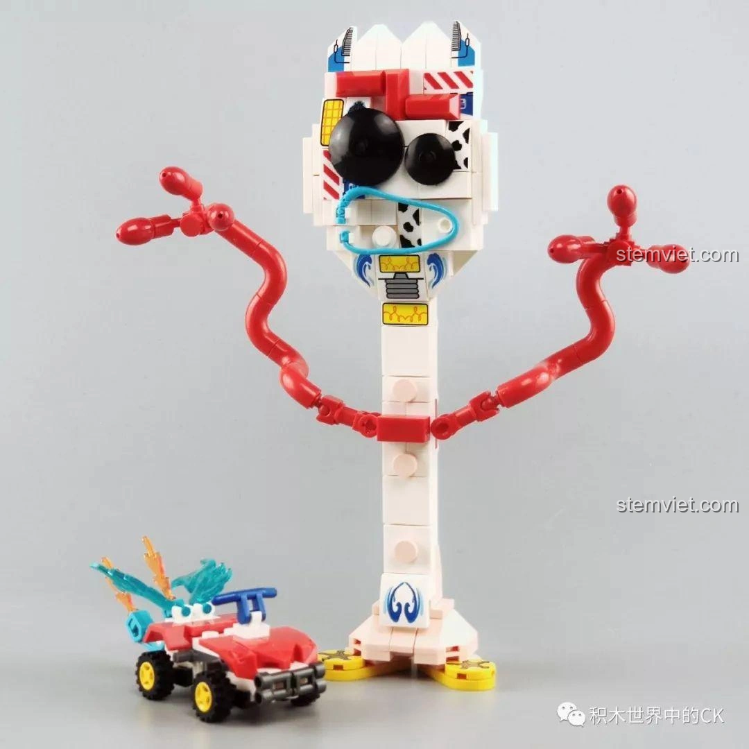 Mô hình Forky và xe đua nhỏ từ bộ lắp ráp SY1448 Toy Story 4, tạo cảnh vui nhộn.