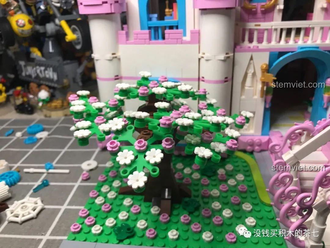 Một viên gạch trắng của cổng chào bị dính bẩn, một lỗi chất lượng đáng tiếc của bộ SEMBO 604003.