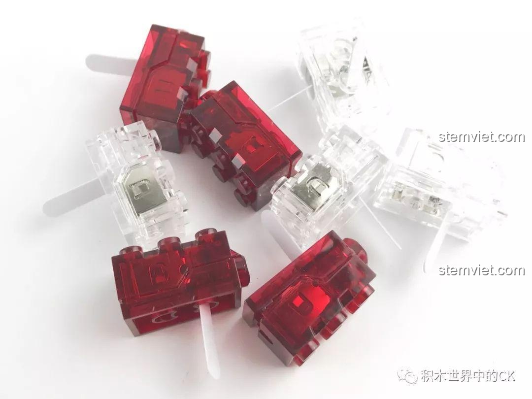 Cận cảnh 8 viên gạch phát sáng (light brick) đi kèm trong bộ Winner 7036 Đu Quay Lớn.