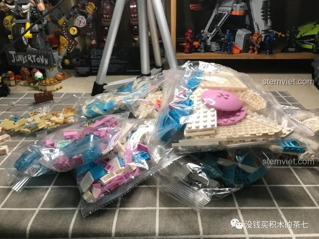 Một viên gạch cong màu trắng bị bẩn, tiếp tục là một vấn đề về chất lượng của bộ SEMBO 604003.