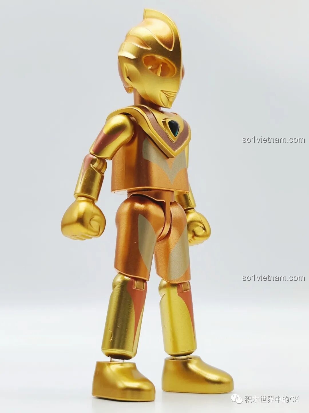 Gaia Ultraman với hiệu ứng năng lượng màu vàng trong Bộ Sưu Tập Ultraman 2023.