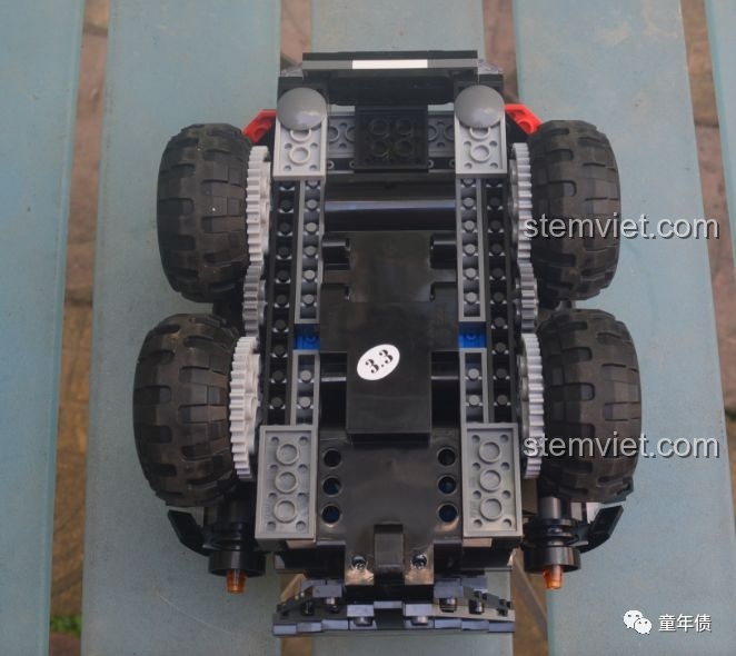 Gầm xe của mô hình Batmobile 13020 cho thấy hệ thống bánh răng và trục truyền động đến các bánh xe.