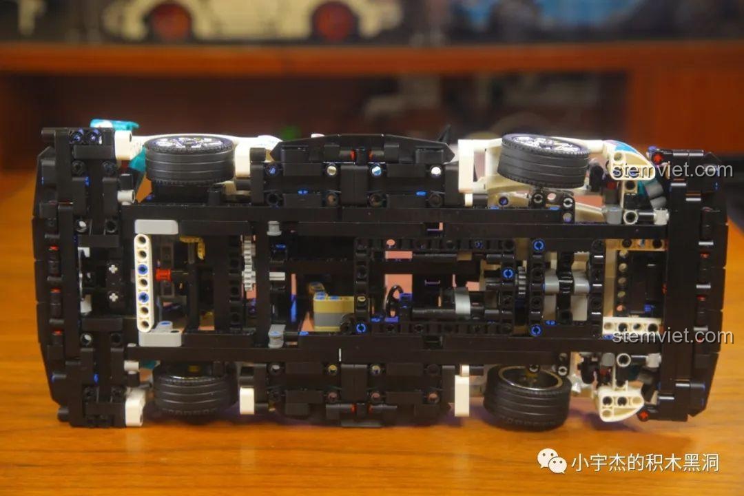 Gầm xe của mô hình KBOX 10214, cho thấy hệ thống truyền động và khung gầm technic phức tạp.