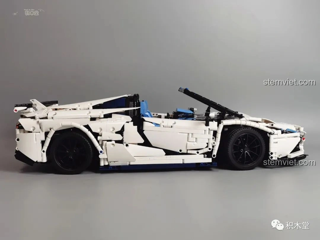 Chi tiết gầm xe của mô hình Feifan F10002 Lamborghini Aventador SVJ Roadster, cho thấy cấu trúc phức tạp.