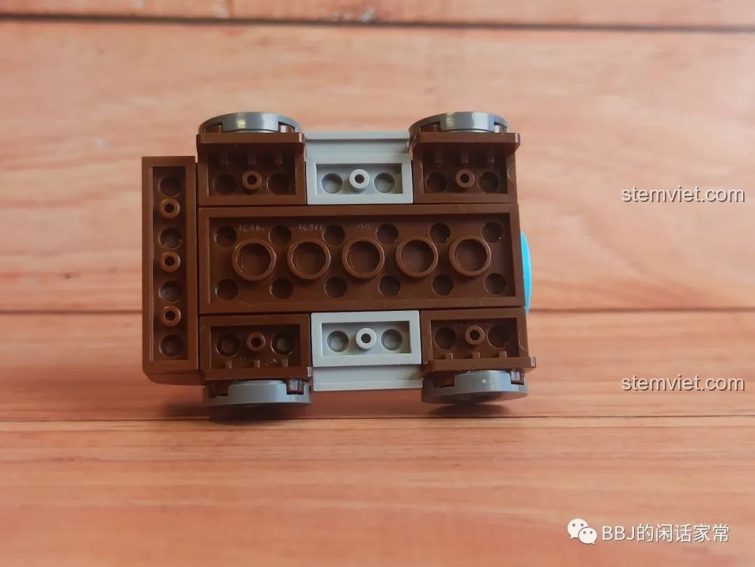 Gầm của chiếc xe mỏ trong bộ QMAN 4906, cho thấy kết cấu đơn giản, một điểm được đề cập trong bài trải nghiệm.