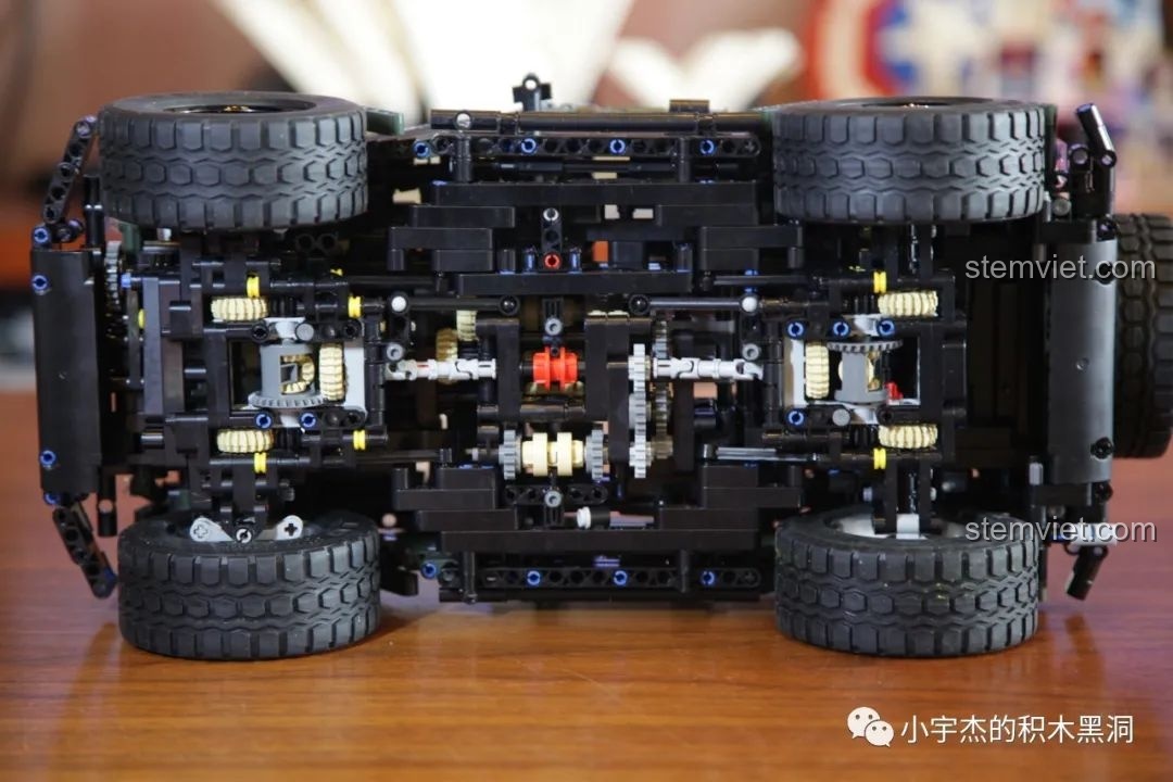 Gầm xe của mô hình Jeep Rubicon, để lộ hệ thống truyền động 4 bánh, vi sai và hộp số cực kỳ phức tạp.