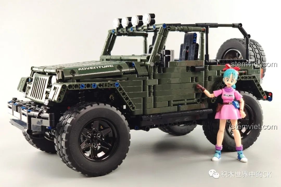 Gầm xe của xe off-road Wrangler với hệ thống truyền động 4 bánh, vi sai và hộp số được thể hiện rõ ràng.