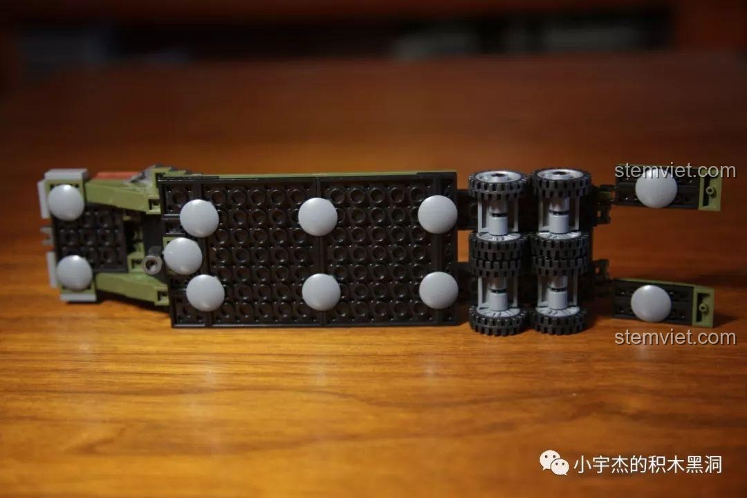 Gầm của rơ-moóc M15 được thiết kế chắc chắn với nhiều điểm đỡ và hệ thống bánh xe kép.