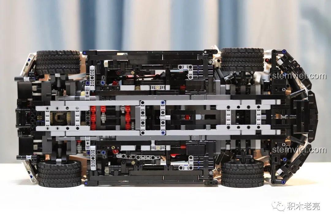 Nhìn từ dưới gầm của bộ lắp ghép Siêu Xe Ultimatum GTR V10, thấy rõ khung gầm Technic.