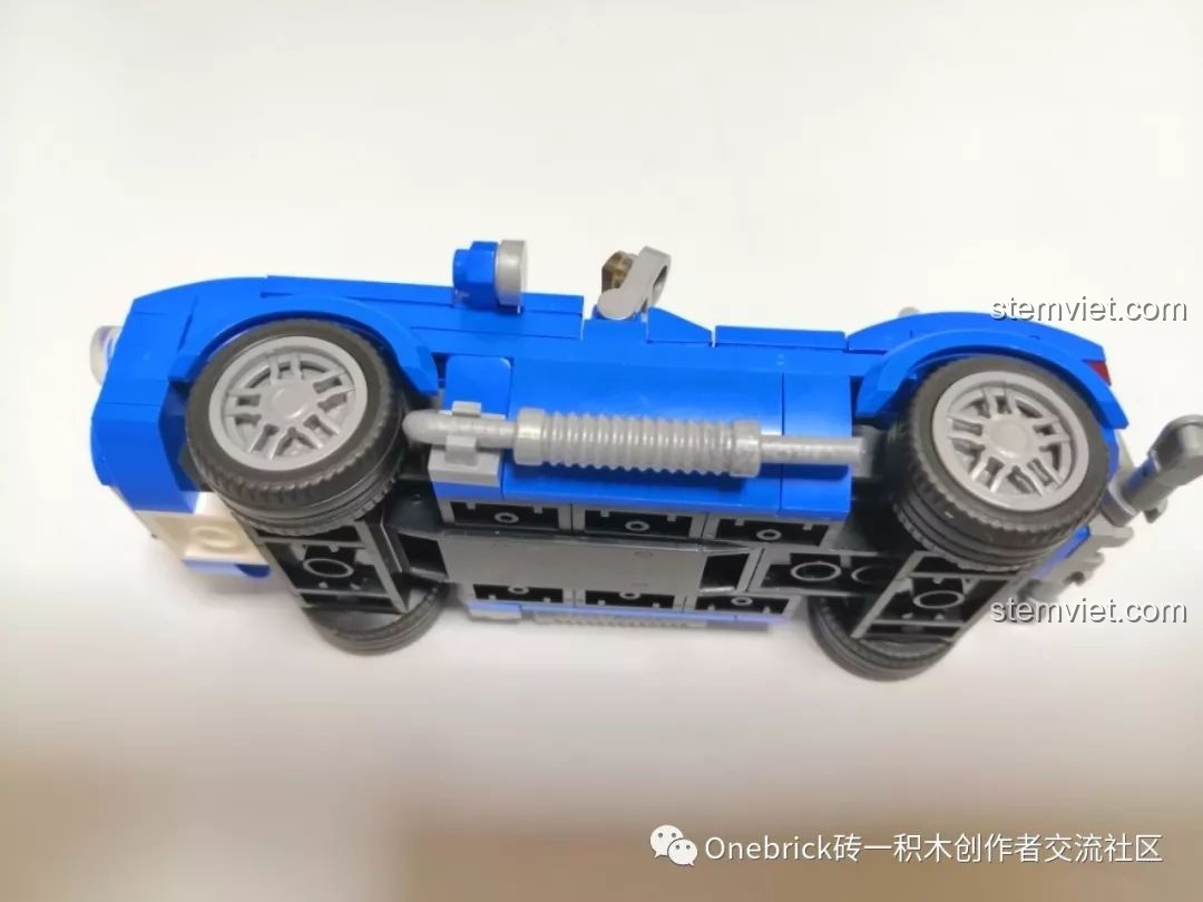 Gầm xe của mô hình Sluban M38-B0706A, cho thấy cấu trúc chắc chắn và cơ chế bánh xe linh hoạt.