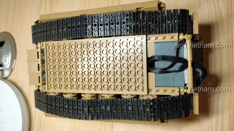 Phần gầm xe của mô hình Sluban M38-B1022, nơi bố trí các dây điện của bộ động cơ một cách tương đối gọn gàng.