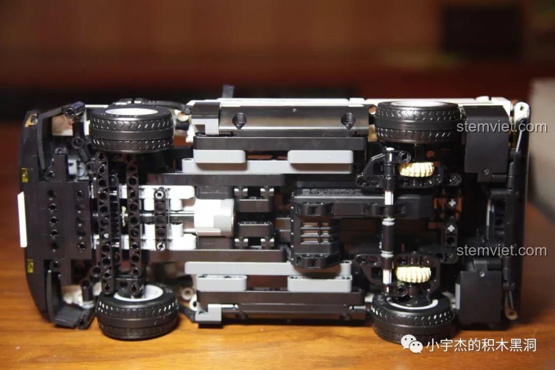 Nhìn từ dưới gầm xe của mô hình Super 18K K-81, thấy rõ hệ thống truyền động.