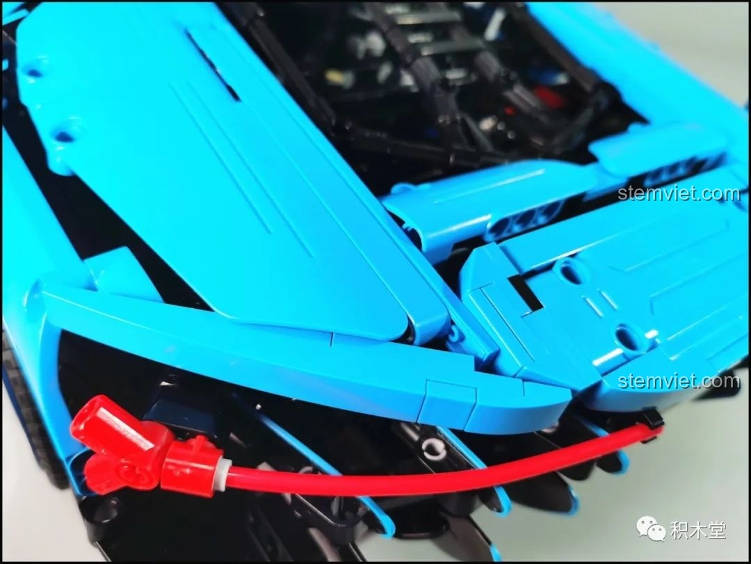 Phần gầm xe thấp của đồ chơi xây dựng Mô hình Lamborghini Centenario 1:8, ốp sườn gần chạm đất.