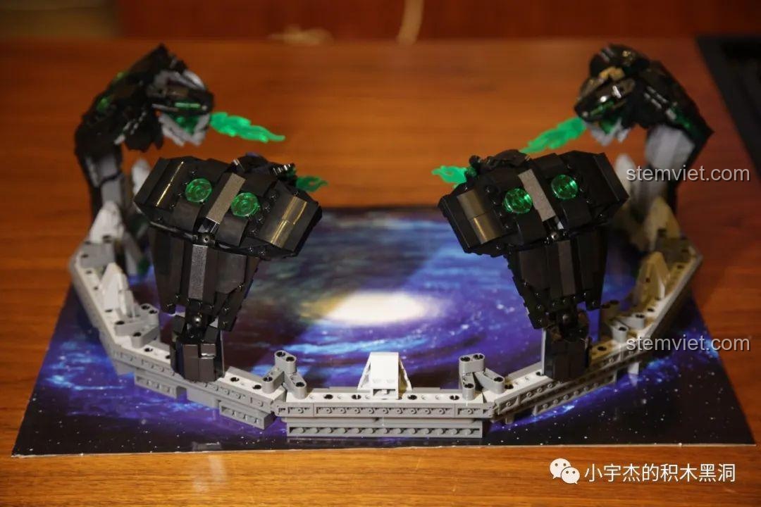 Sa bàn Xà Trận Leier J923 sau khi gắn 4 đầu rắn khổng lồ lên vòng vây núi đá, mô hình gần hoàn chỉnh.