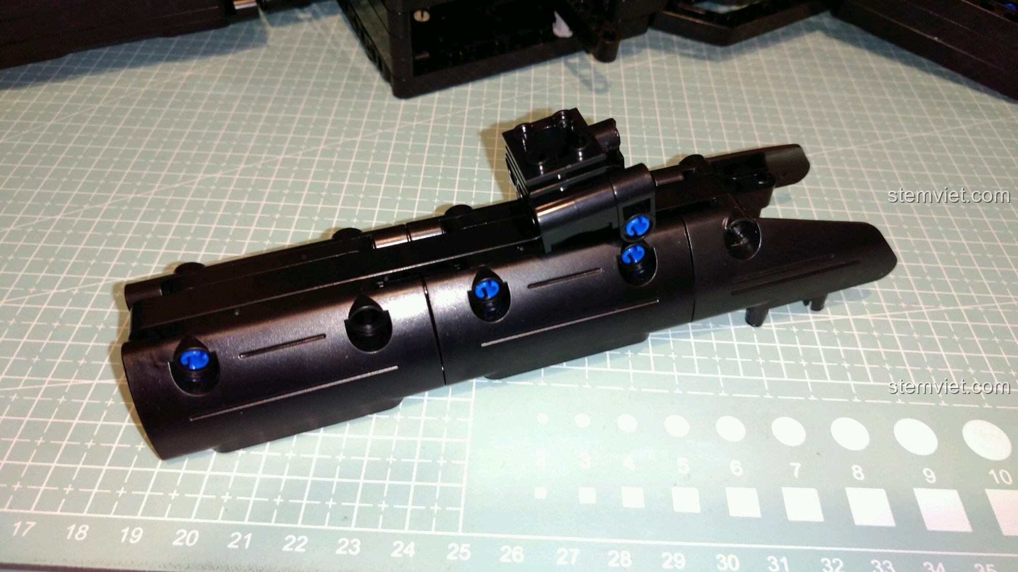 Gắn băng đạn vào súng, hoàn thiện đồ chơi mô hình Khẩu súng tiểu liên MP5 C81006 chất lượng cao giá tốt.