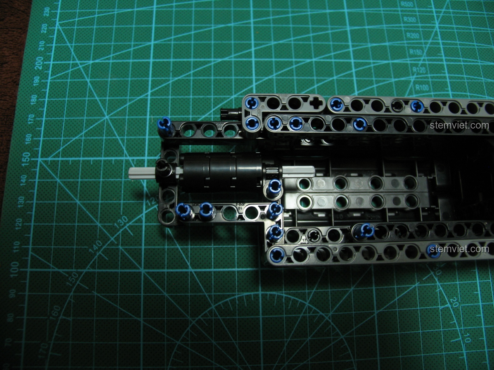 Gắn băng đạn đã hoàn thành vào thân chính của mô hình súng M4A1 CaDA.