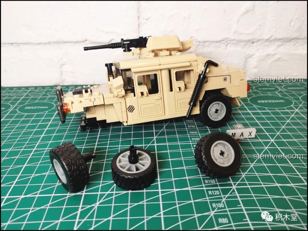 Gắn bốn bánh xe vào mô hình Xe bọc thép hạng nhẹ Hummer cho trẻ từ 6 tuổi.