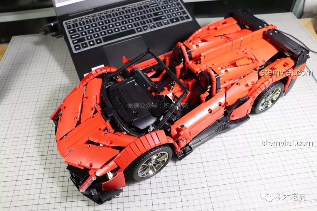 Mô hình Mould King 13079 đã được gắn bánh xe, chuẩn bị hoàn thiện.