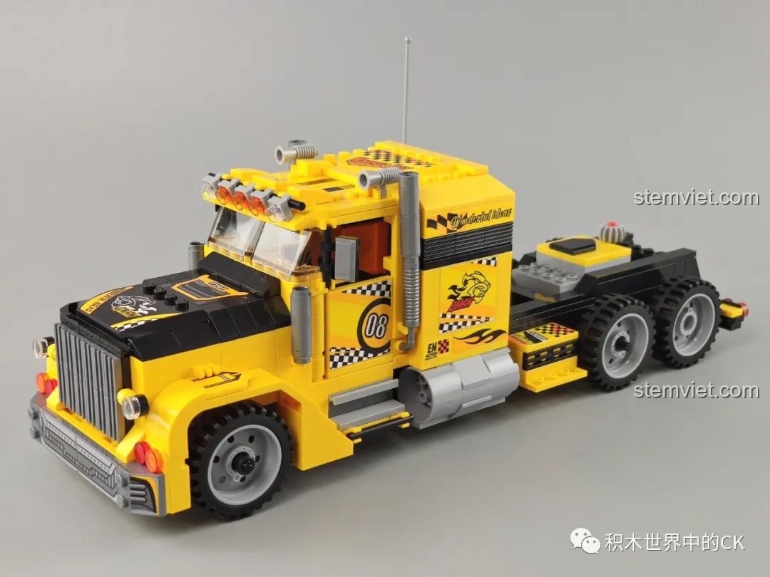 Mô hình xe tải QMAN 42108 gần hoàn thiện với bánh xe đã được lắp.