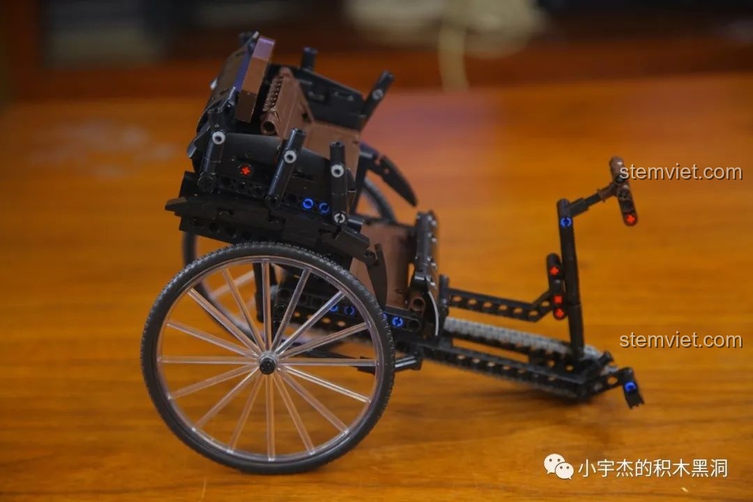 Gắn hai bánh xe sau vào khung của mô hình xe ba gác chở khách kiểu xưa AchKo 50015.