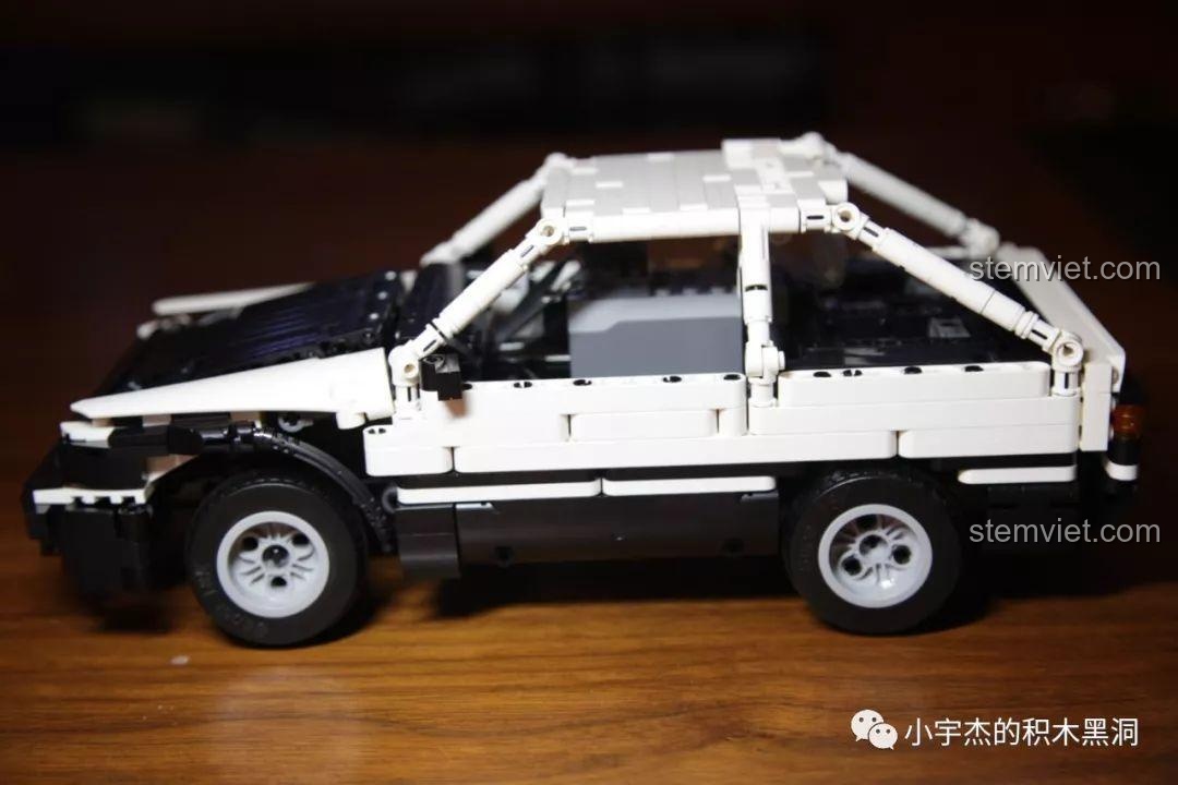 Gắn bánh xe vào mô hình Super 18K K-81, chuẩn bị hoàn thiện sản phẩm.