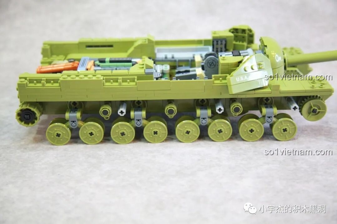 Các bánh xe chịu tải được gắn vào thân xe tăng T28, hệ thống treo đang dần hoàn thiện.