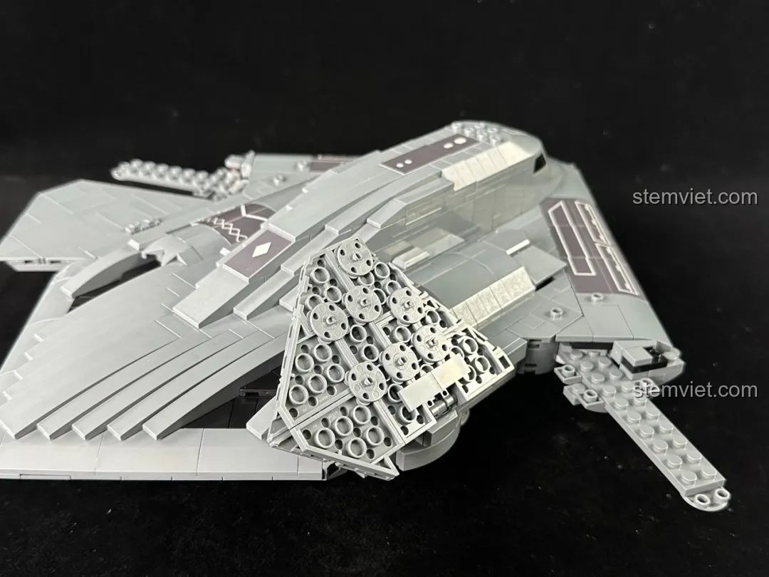 Gắn cánh đuôi đứng vào thân mô hình máy bay H-20 trong bộ xếp hình Niềm tự hào không quân Trung Quốc H-20.