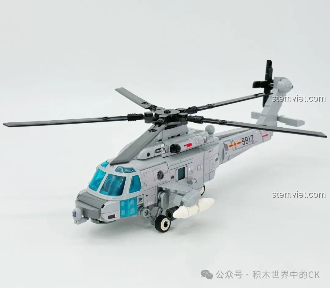 Mô hình trực thăng Z-20J gần hoàn thiện sau khi gắn cánh quạt, một phần của bộ đồ chơi Tiêm kích tàng hình J-35.