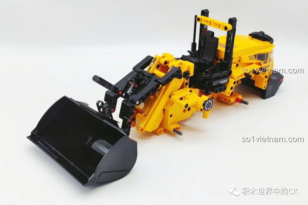 Giai đoạn lắp ráp cánh tay và gầu xúc khổng lồ vào thân xe của mô hình Sembo 712016, chuẩn bị hoàn thiện.