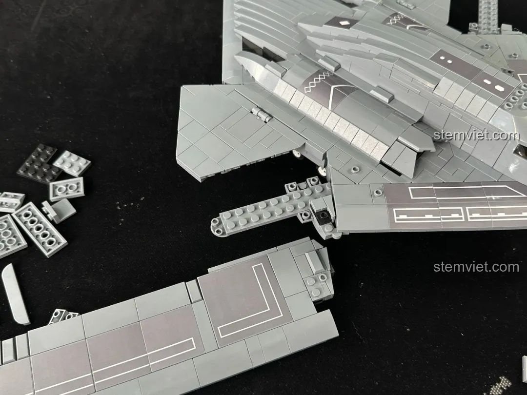 Quá trình gắn cánh chính vào thân mô hình máy bay ném bom chiến lược tàng hình H-20 Panlos Brick 639026.