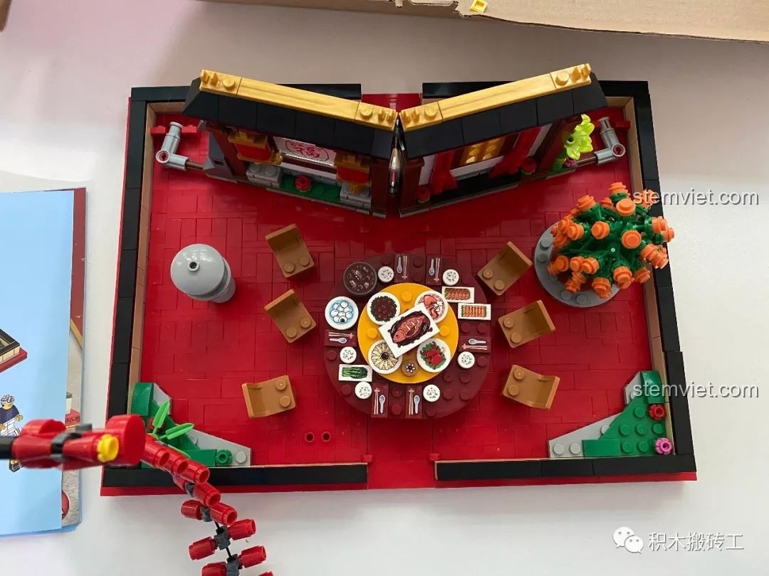 Gắn các mô hình đã lắp ráp vào bên trong cuốn sách pop-up LWCK 808, tạo nên một khung cảnh hoàn chỉnh.