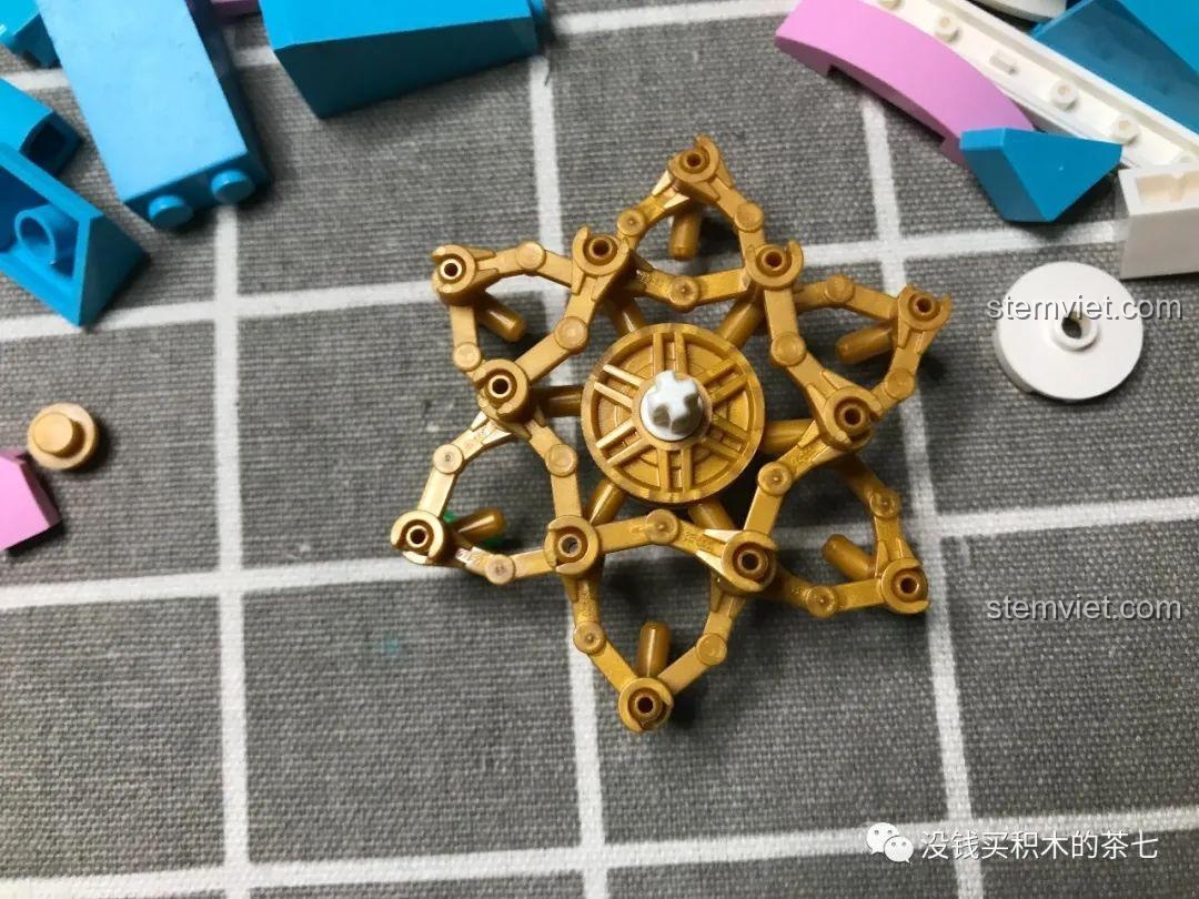 Gắn chi tiết cửa sổ hoa hồng vào vị trí trung tâm của tầng thượng Lâu Đài Hoàng Gia 604003.