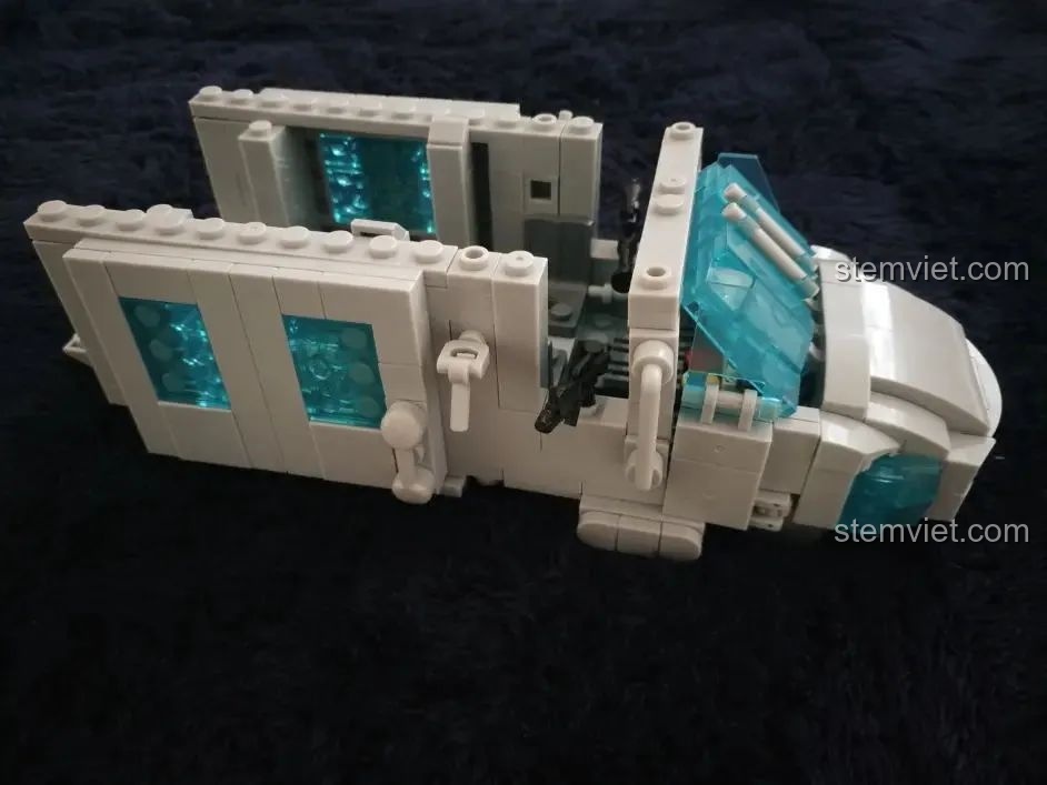 Mô hình WOMA C0897 với cửa trượt được gắn vào thân, cho thấy thiết kế thông minh của sản phẩm.