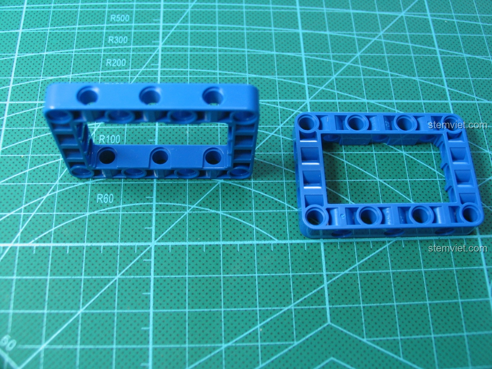 Dây chun được gắn vào vị trí trên mô hình Súng trường tấn công AK-47 CaDA C81001, chuẩn bị cho cơ chế bắn.