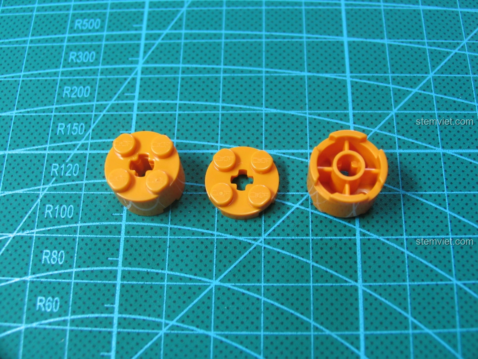 Dây chun đã được lắp đặt hoàn chỉnh trên mô hình Súng AK-47 CaDA C81001, sẵn sàng cho việc thử nghiệm chức năng bắn.