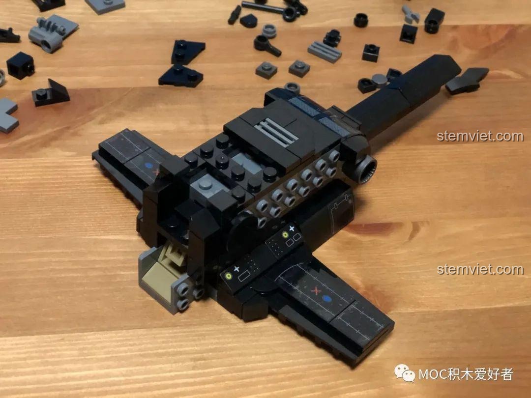 Gắn phần động cơ vào thân máy bay của mô hình Sembo 202119 Trực thăng tấn công Z-10, tạo sự liền mạch.