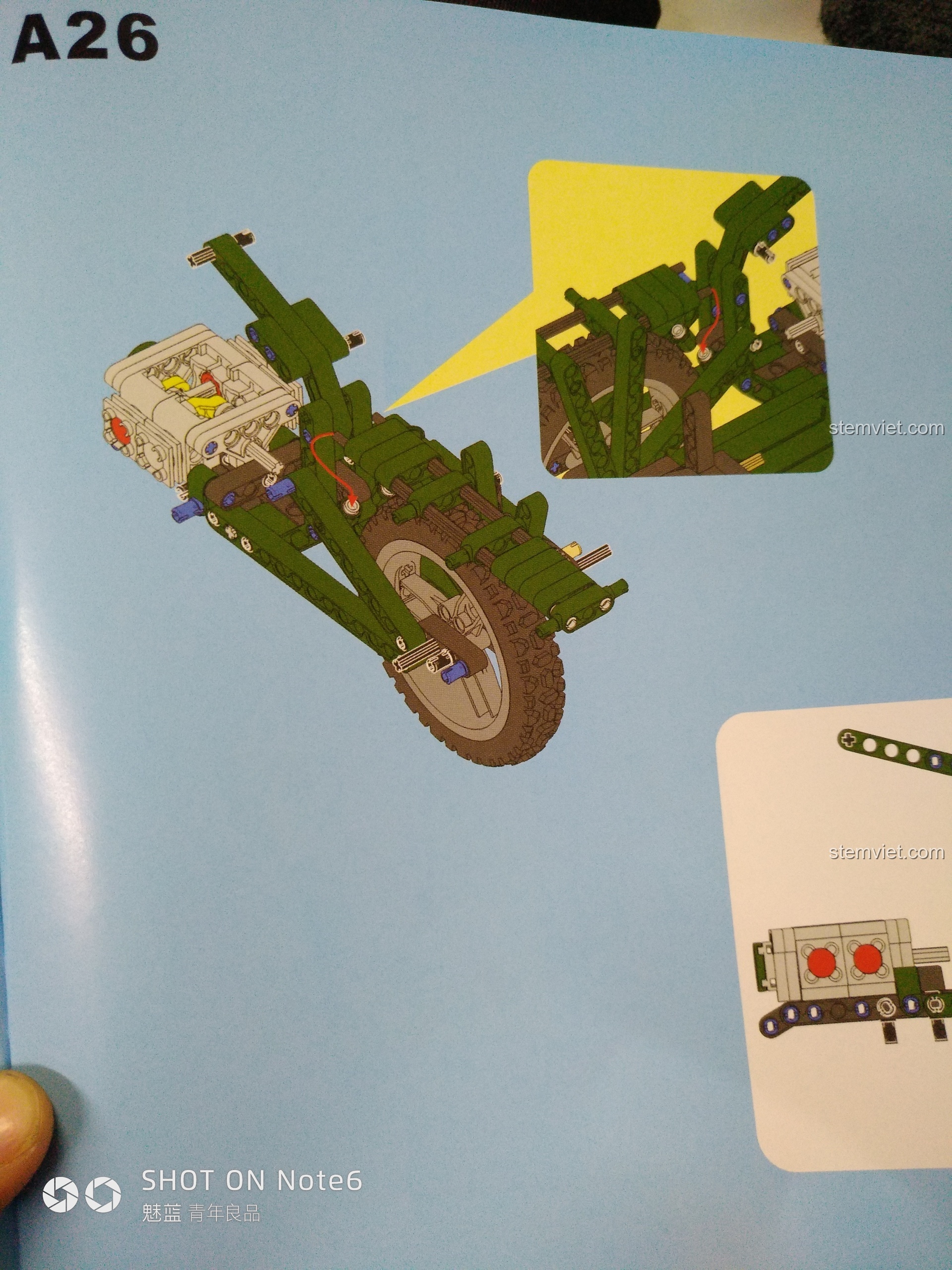 Gắn khối động cơ đã lắp ráp hoàn chỉnh vào phần khung chính của mô hình mô tô quân sự CaDA C51021.