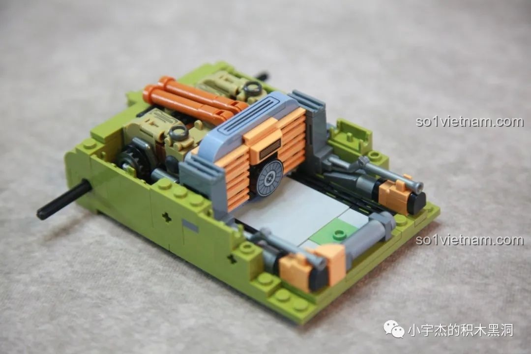 Khối động cơ được gắn vào phần đuôi của khung xe tăng T28, bắt đầu hình thành nội thất.