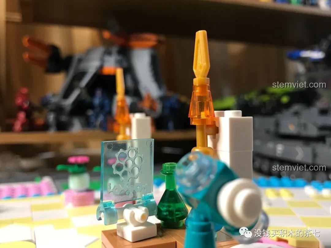 Gắn ngọn đuốc trang trí lên cột trụ bên cạnh bàn thí nghiệm trong bộ SEMBO 604003.