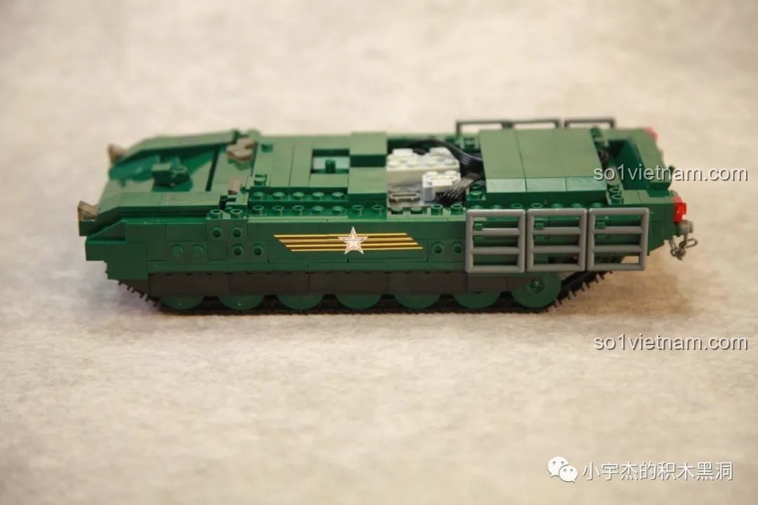 Gắn phần giáp hông đã hoàn thiện vào thân xe tăng Sluban M38-B0850, mô hình đang dần hoàn chỉnh.