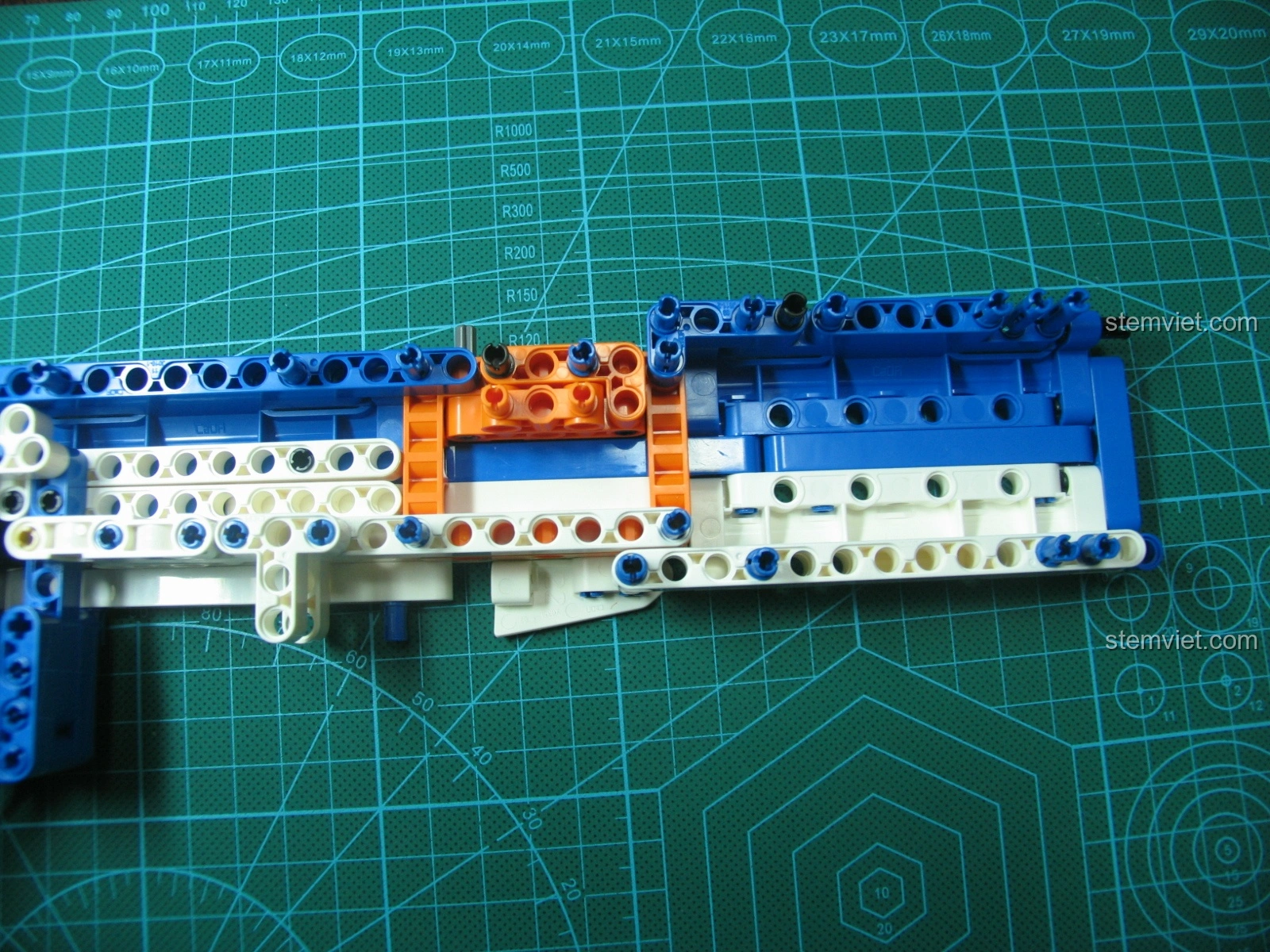 Hộp đạn của bộ đồ chơi Súng AK-47 1001 giá hời được gắn vào súng, tạo nên vẻ ngoài hoàn chỉnh và uy lực.