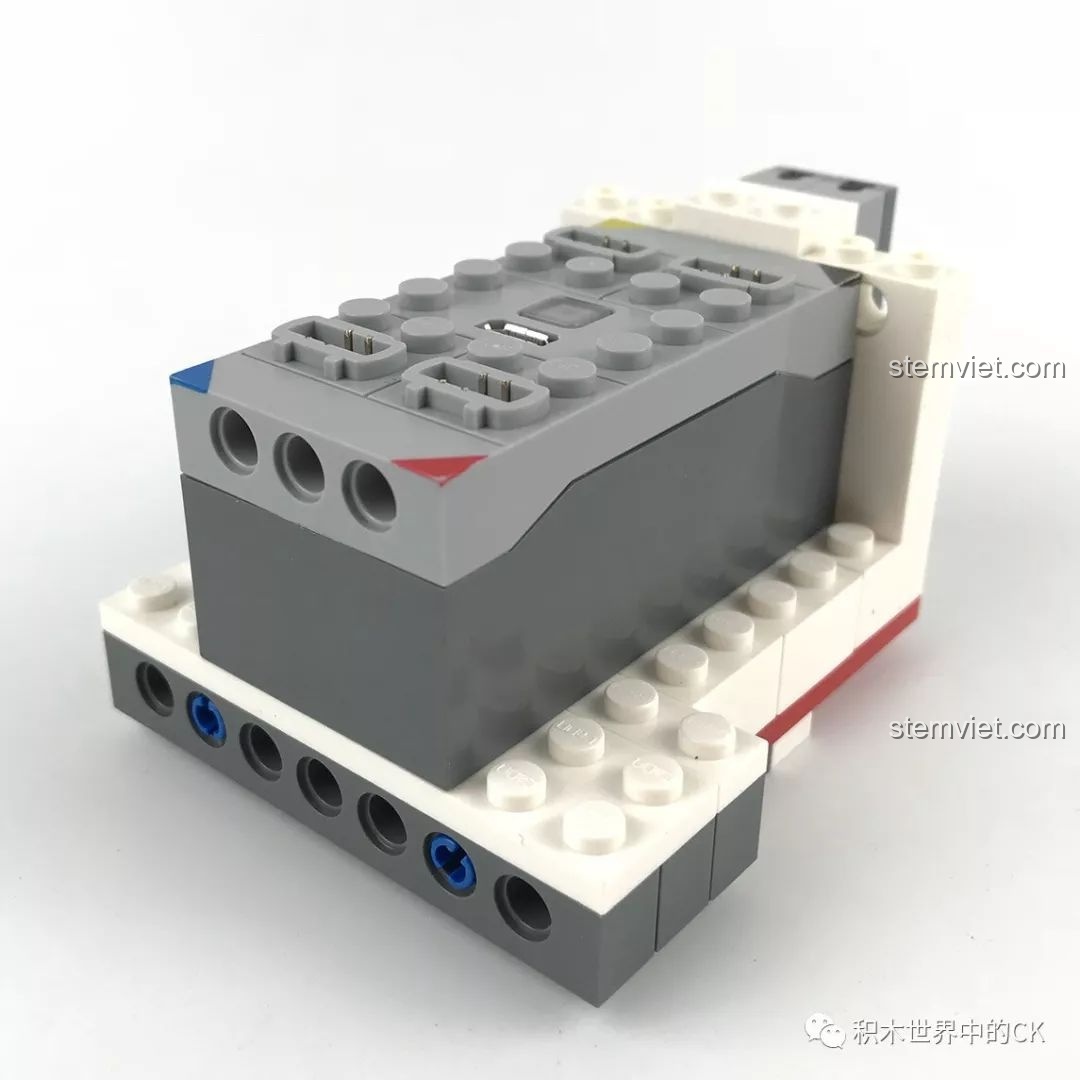 Gắn hộp pin sạc vào khung thân của robot KAKA. Đây là một bước đòi hỏi lực tay vì độ khít cao.