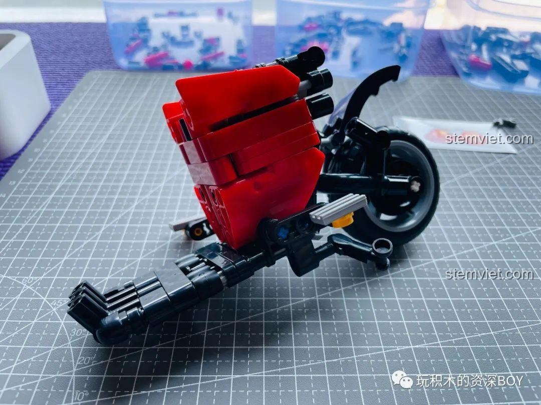 Gắn khoang pin vào thân xe của bộ lắp ráp xe điện ZHEGAO QL1267, tạo hình dáng tổng thể.