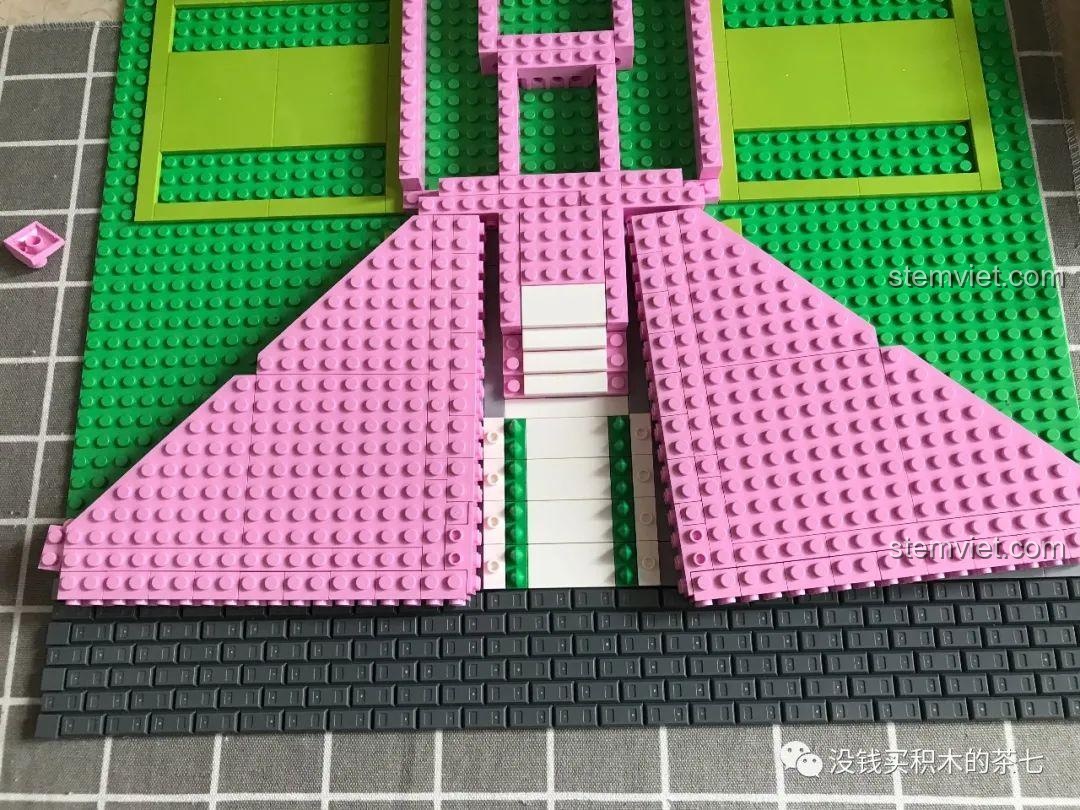 Phần móng của lâu đài với hai khối nền tam giác đã được gắn vào vị trí.