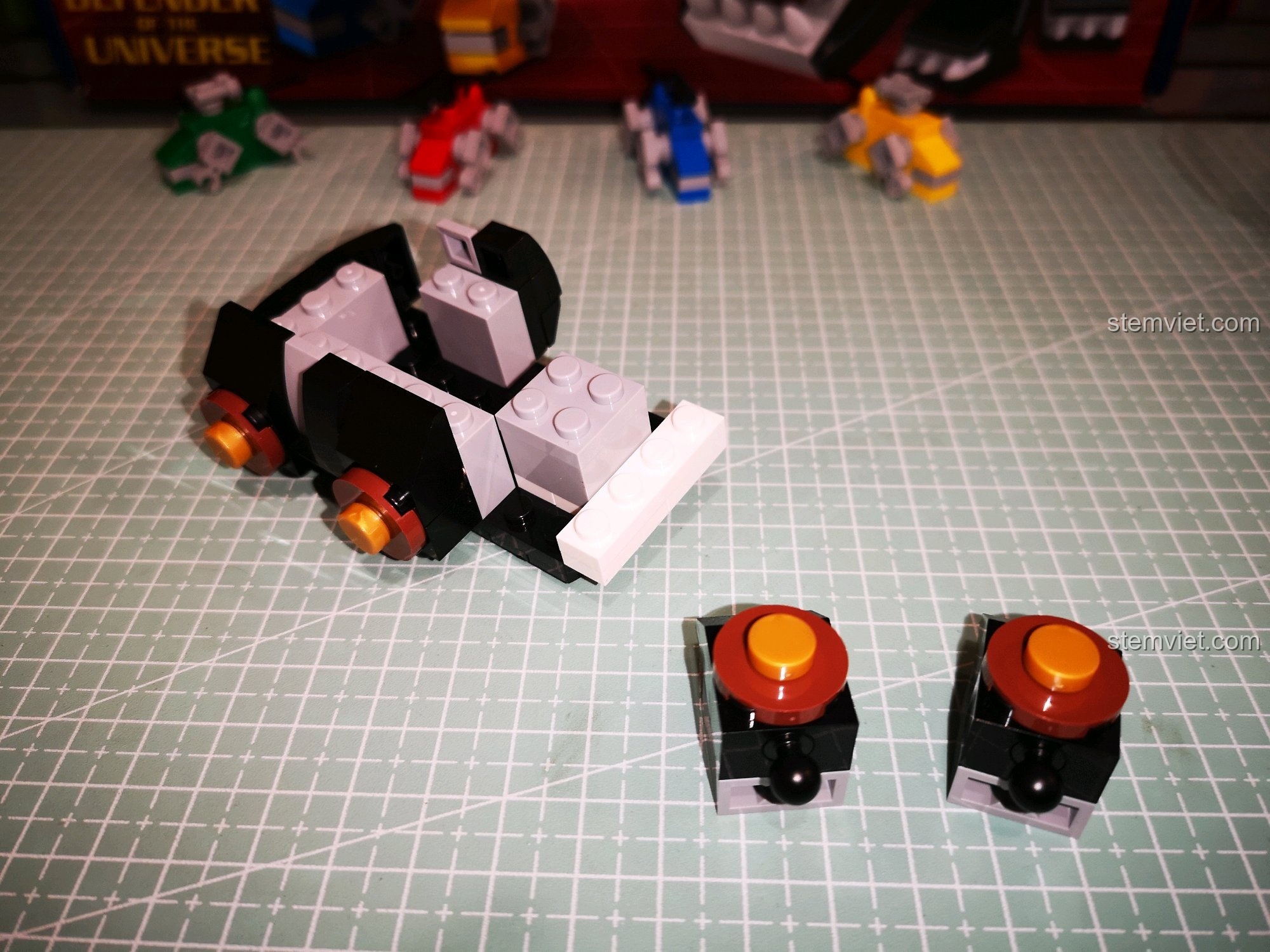 Gắn các khớp nối cầu cho chân của Sư tử Đen trong bộ lắp ráp Voltron Hợp Thể.