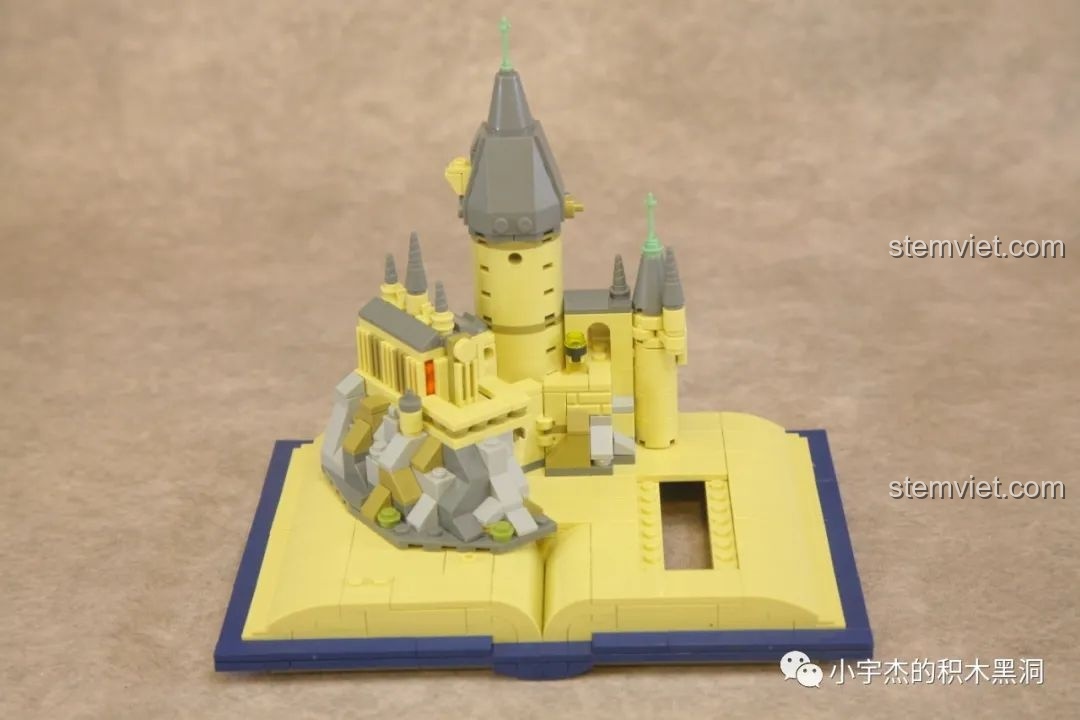 Gắn module đầu tiên của Lâu đài Hogwarts lên đế sách trong bộ đồ chơi mô hình Meiji 13010.