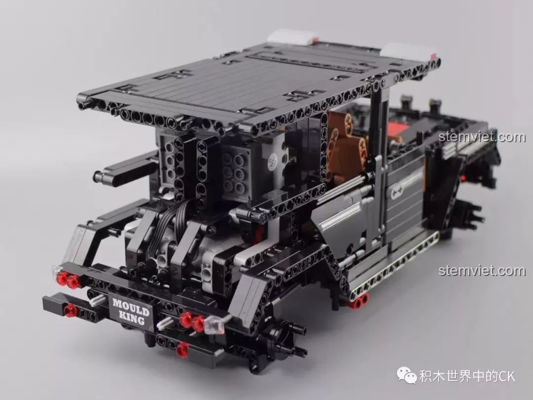 Mui xe đã được lắp vào thân xe Mould King 13070, nhìn từ góc phía sau.