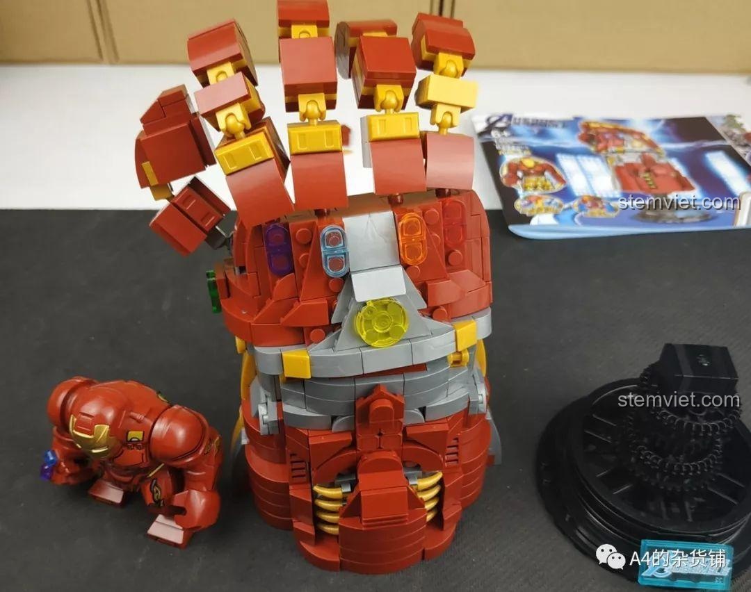 Mô hình Găng Tay Vô Cực SY1400 gần hoàn thiện, đang trong quá trình gắn các ngón tay vào phần bàn tay chính.