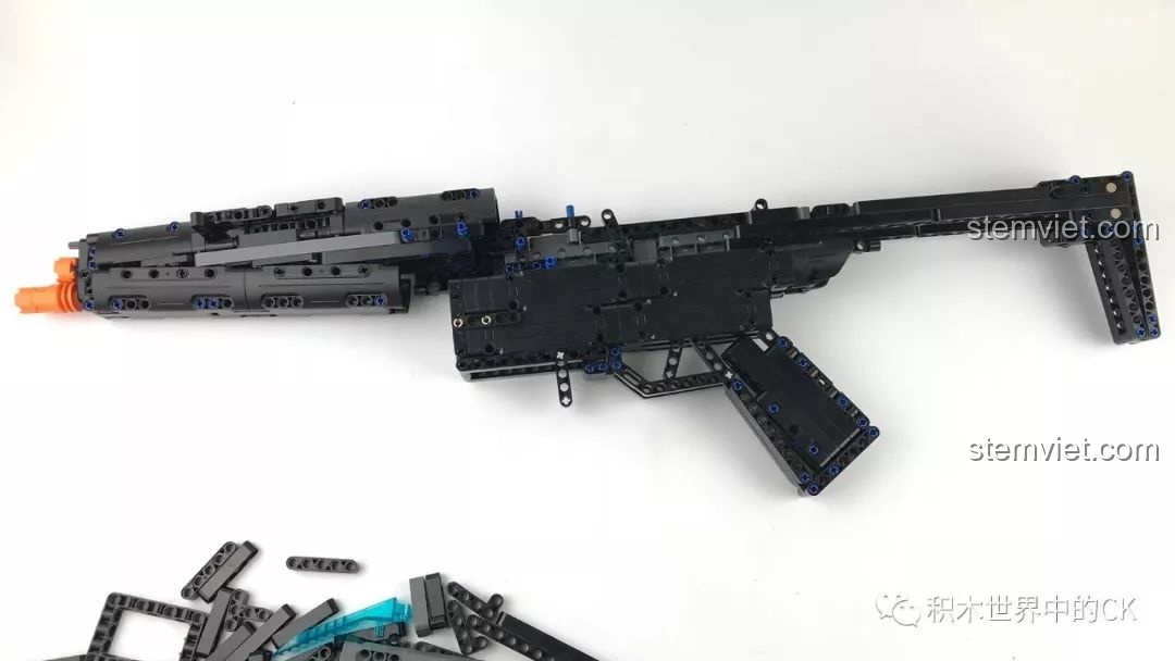 Gắn nòng súng vào thân súng của mô hình CaDA C81006, các chi tiết thừa được thể hiện.